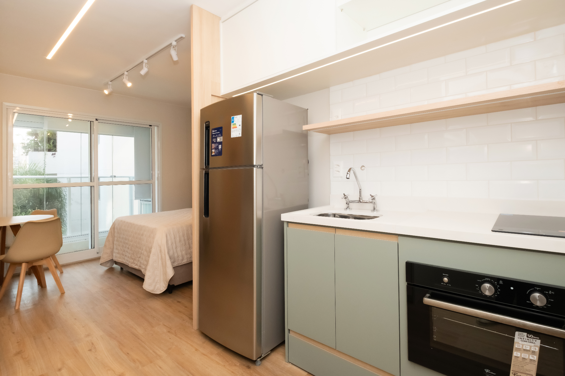 Studio decorado · integração cozinha e dormitório