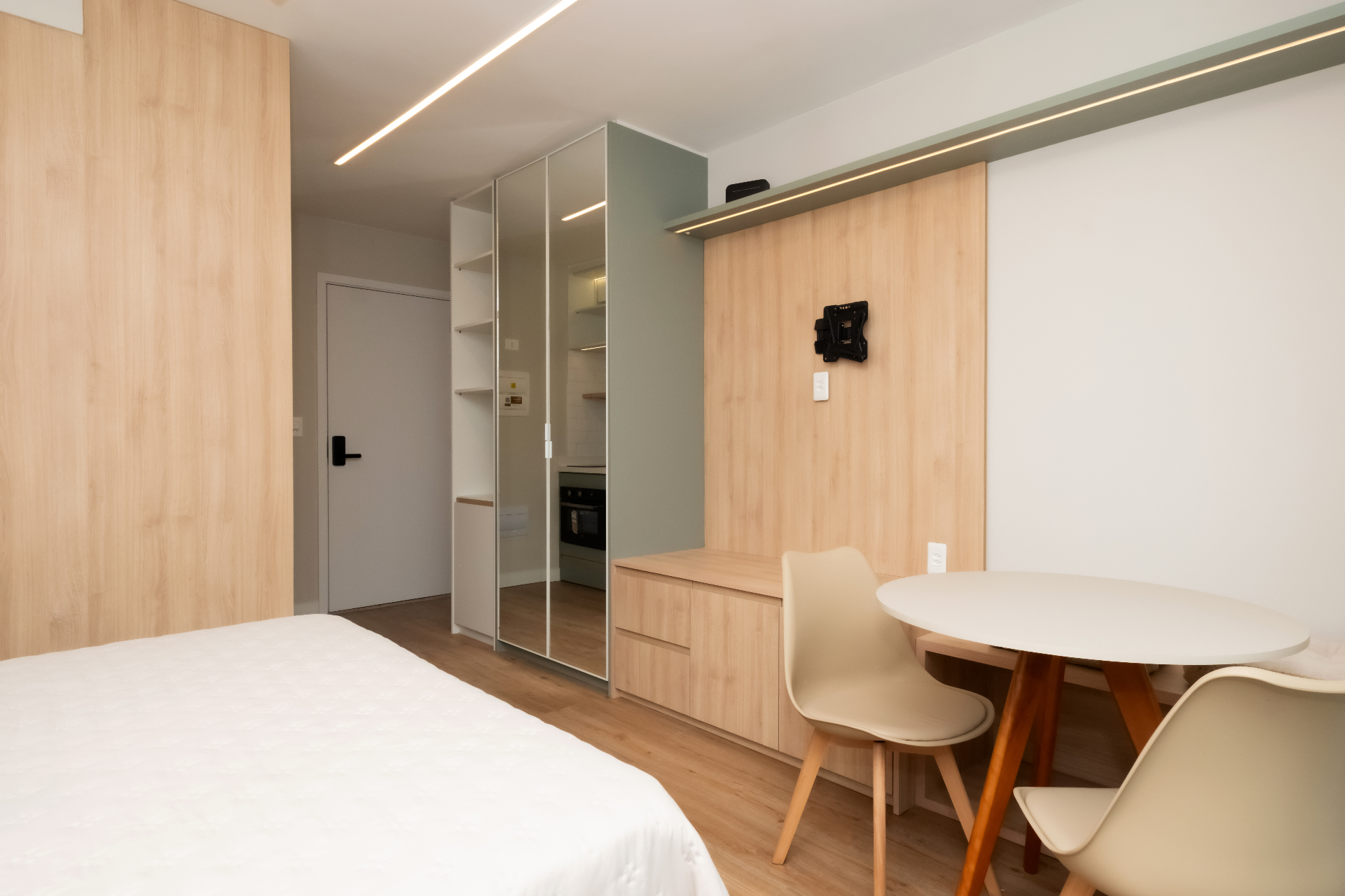 Studio decorado · marcenaria e mesa de refeições