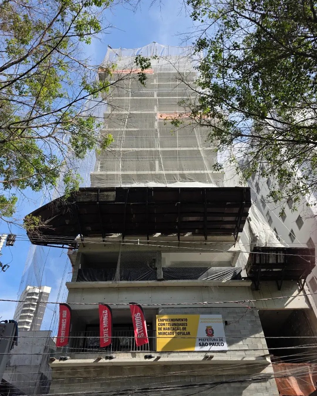 Fachada do Seiza Paraíso com tela de proteção