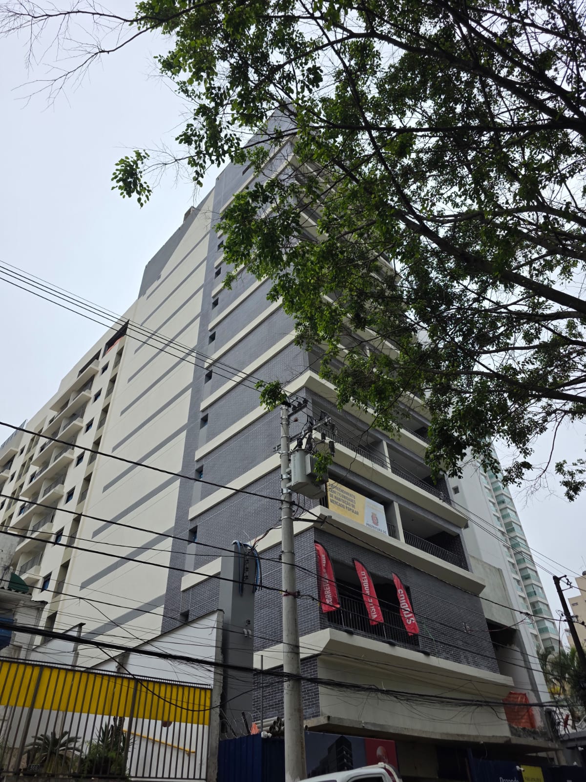 Fachada do Seiza Paraíso vista da rua, com letreiro de obra