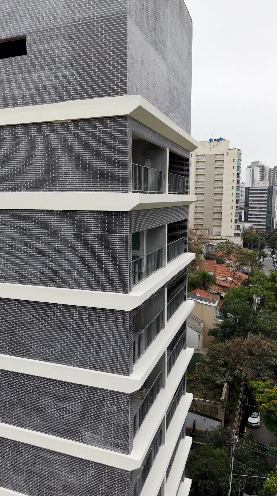 Fachada do Seiza Paraíso vista de cima, com vegetação e casarões ao redor